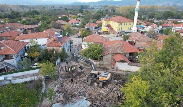 Sındırgı Depreminin Yaraları Sarılıyor