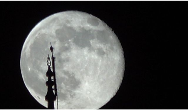 Van Semalarında Şişkin ay görsel şölen sundu