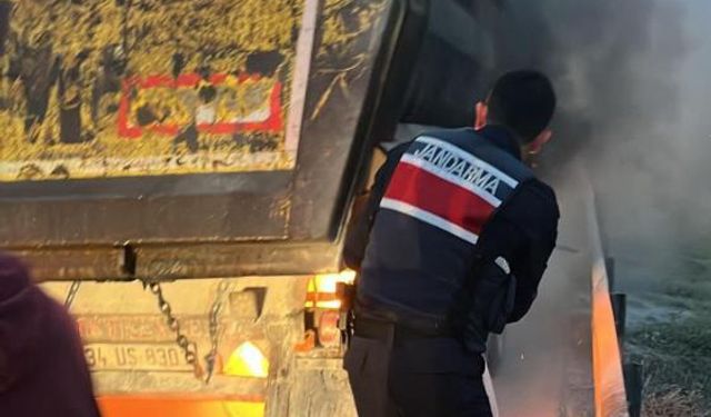 TEM Otoyolu’nda hafriyat kamyonunu alev aldı