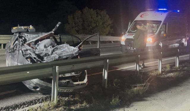Tıra arkadan çarpan otomobil hurda yığınına döndü: 1 ölü