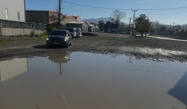 Yol gölete döndü, vatandaşın çilesi bitmiyor