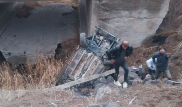 Köprü Altına Düşen Araç Can Aldı