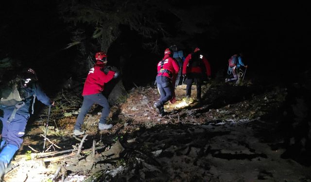 Tırmanışa Çıkan 3 Dağcı Karla Kaplı Alanda Mahsur Kaldı