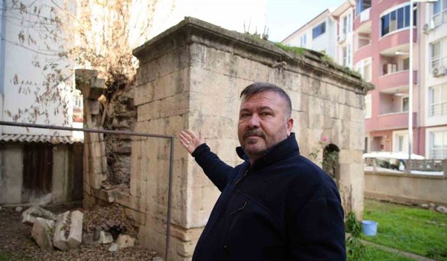 Ağaç Köklerinin Tahrip Ettiği Kesik Baş Baba Türbesi Yıkılmayı Bekliyor