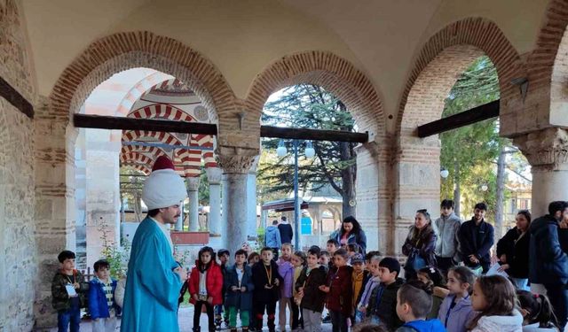 Anadolu Üniversitesi Öğrencileri Kurşunlu Külliyesi'ni İnceledi