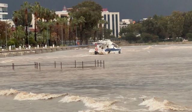 Antalya'da Şiddetli Fırtına ve Sağanak Alarmı