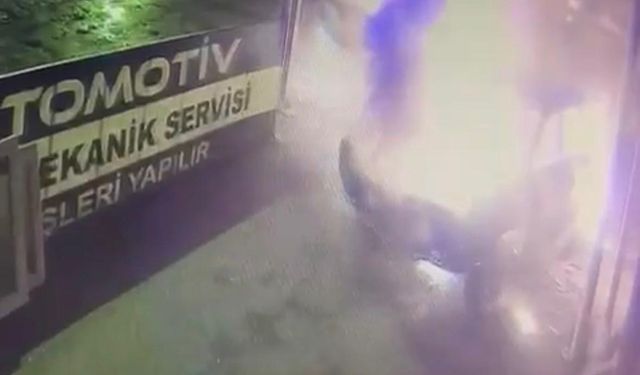 Sanayiye bırakılan kazalı otomobil alev aldı