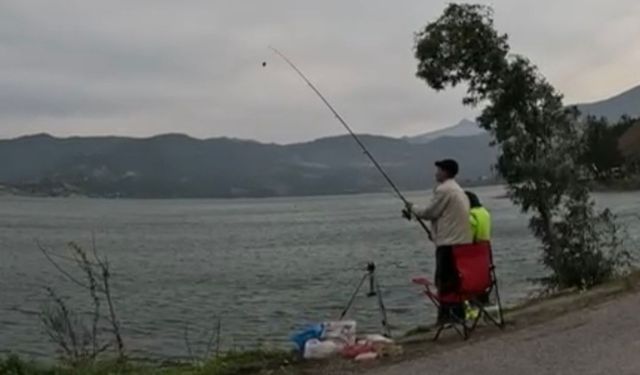 Derbent Barajı'nda Alabalık Mesaisi: 300 Balıkçı Yarıştı