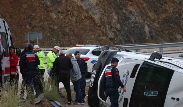 Yolcu Minibüsü Kaygan Yolda Kontrolden Çıktı: 7 Yaralı