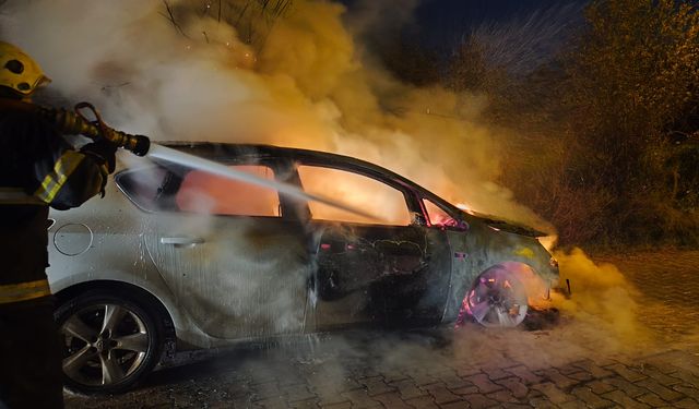 Hatay'da otomobilde çıkan yangın söndürüldü