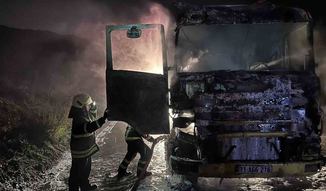 Hatay'da Seyir Halindeki Tır Alev Topuna Döndü