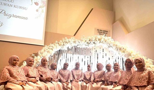 İzmir’de 12 Kız Hafıze İcazetlerini Aldı