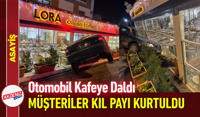 Otomobil Kafeye Daldı Müşteriler Kıl Payı Kurtuldu!