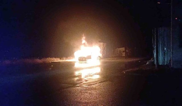 Park halindeki araç alev topu oldu, geriye hurda kaldı