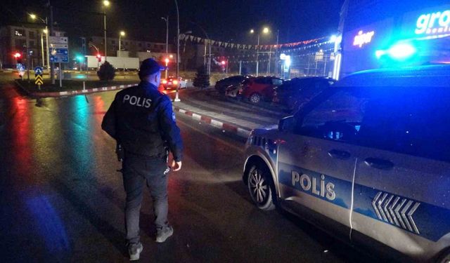 Vurulan Yaralıyı Sürükleyip Caddeye Attılar