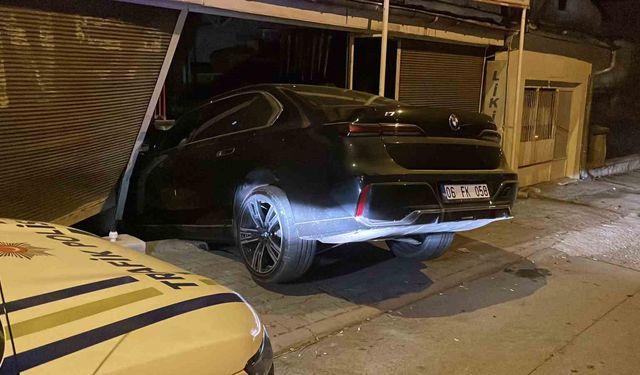 Sivas'ta fren yerine gaza basan sürücü, markete girdi