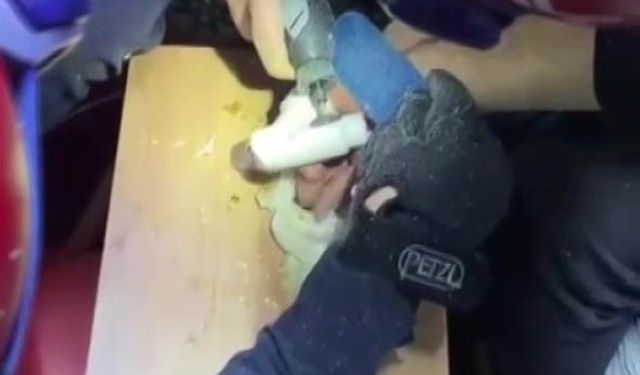 Adana'da İlginç Kurtarma: Boruyu Kesip Çıkardılar