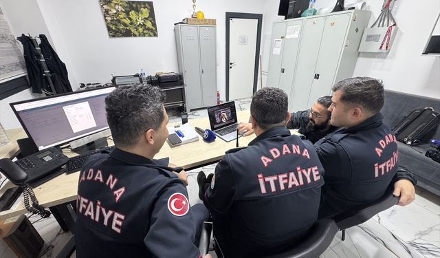 Adana'da İtfaiyeciler AA'nın 'Yılın Kareleri' ne Oy Verdi