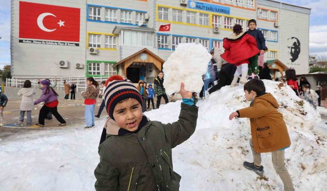 Adana'da Karne Hediyesi Dağdan Geldi: Okulda Kar Şenliği