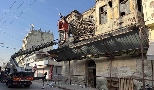 Adana’da Tarihi Binanın Çatısı Çöktü: Yol Trafiğe Kapatıldı