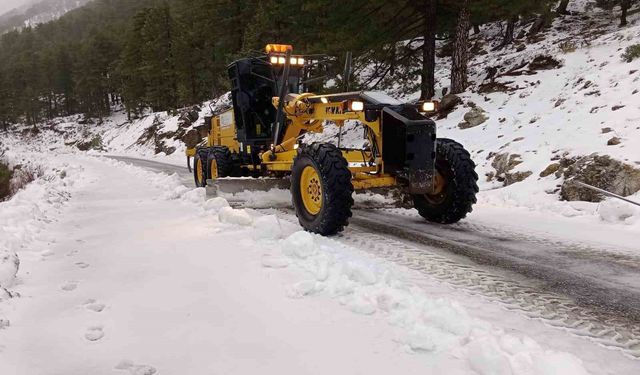 Alanya’nın Yüksek Kesimlerinde Karla Mücadele Sürüyor