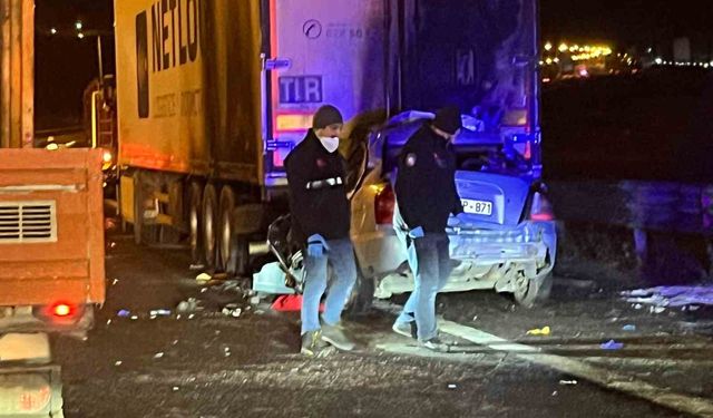 Ankara'da tıra çarpan aracın sürücüsü hayatını kaybetti