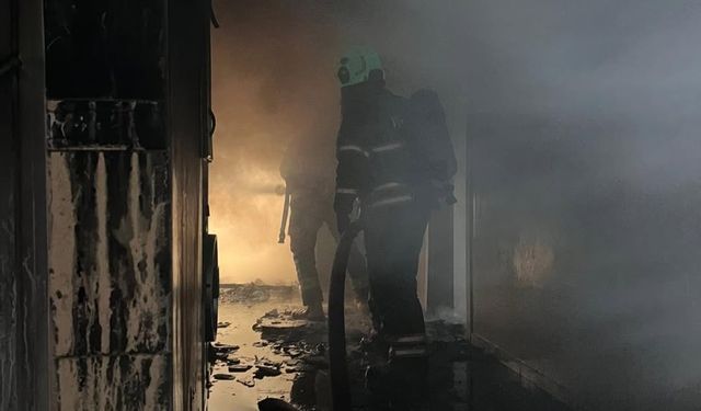 Antakya'da Korkutan Yangın: 3 Katlı Bina Alevlere Teslim