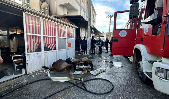 Antalya Aksu’da İş Yeri Yangın Paniği