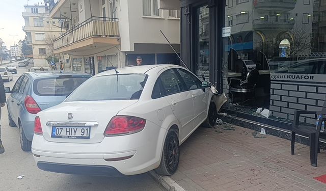 Antalya'da Otomobil Kuaföre Daldı: Müşteri Donakaldı!