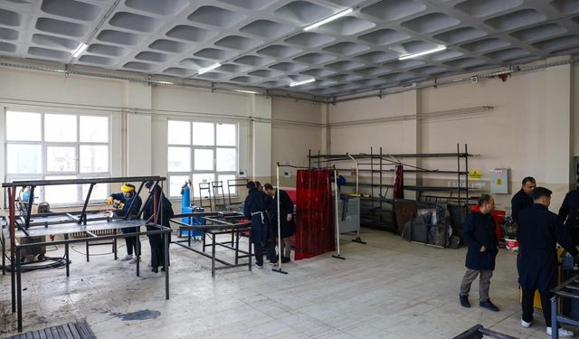 Arnavutköy’de Öğrenciler Belediyeye Kamelya Üretecek