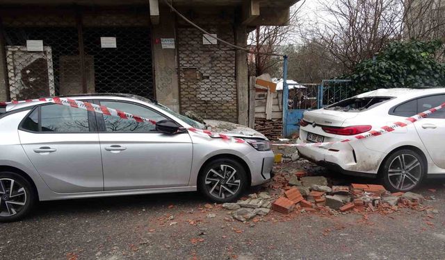 Balkon Çöktü: Park Halindeki Araçlar Hurdaya Döndü