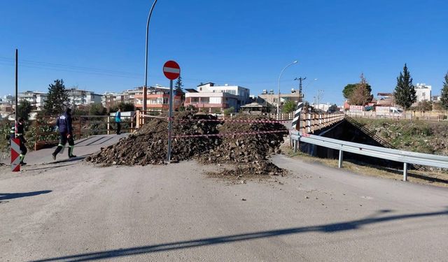Dev Yarık! Karakese Köprüsü Trafiğe Kapatıldı