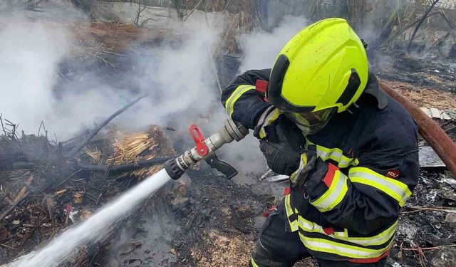 Erdemli'de Hurdalık Yangını: Gökyüzü Siyaha Büründü!