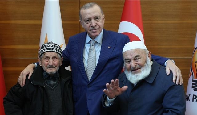 Cumhurbaşkanı Erdoğan, 100 Yaşındaki Vatandaşlarla Sohbet Etti!