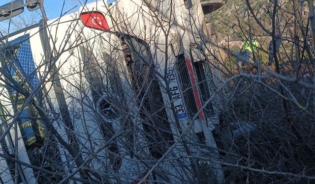 Feke'de Maden Yüklü Tır Devrildi