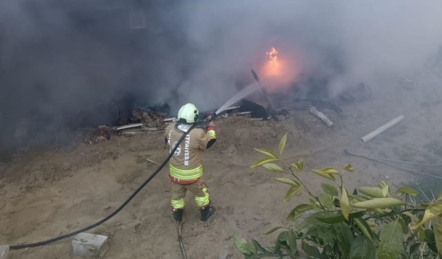 Odunluk Alevlere Teslim Oldu: Ekipler Seferber Oldu