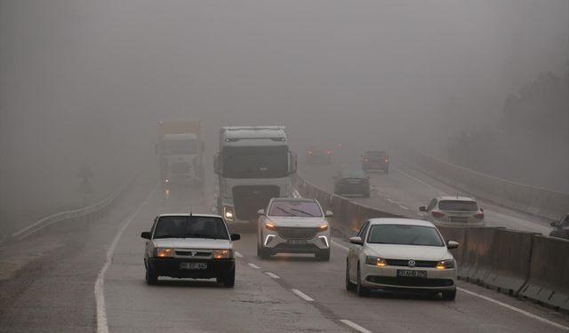 Hatay’da Göz Gözü Görmüyor: Sis Trafiği Felç Etti