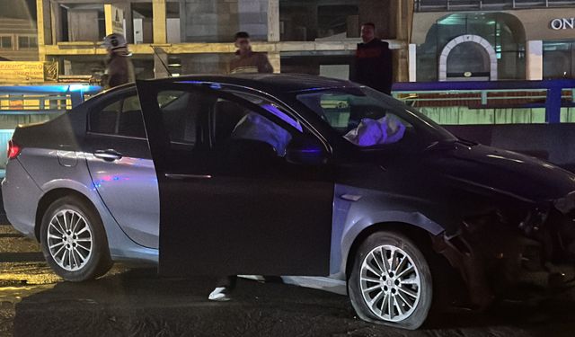 İskenderun'da Korkutan Kaza: Otomobil Bariyerlere Çarptı!