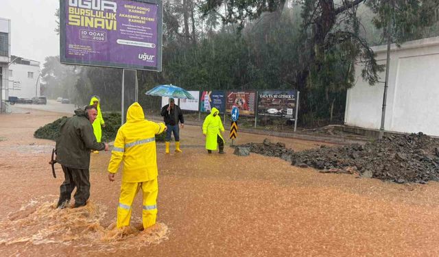 Kemer Sağanağa Teslim: Belediye Ekipleri Seferber