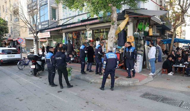 Mersin'de Yol Kapatan Hurda Araçlar Zabıtaya Takıldı