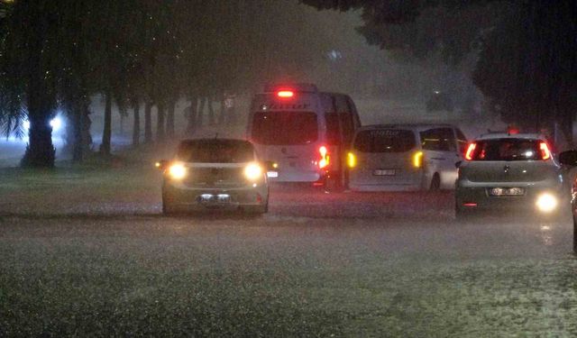 Sarı Kodlu Antalya’da Sel: Çareyi Kaldırımda Buldular