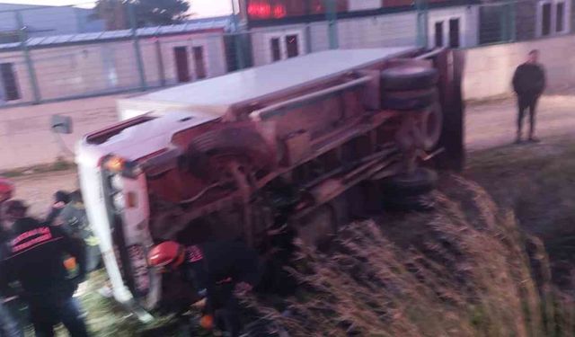 Serik'te Kamyonet Kazası: Sürücü Altında Kaldı