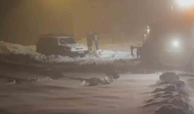 Yoğun kar yolu kapattı, ekipler mahsur kalan araca ulaştı