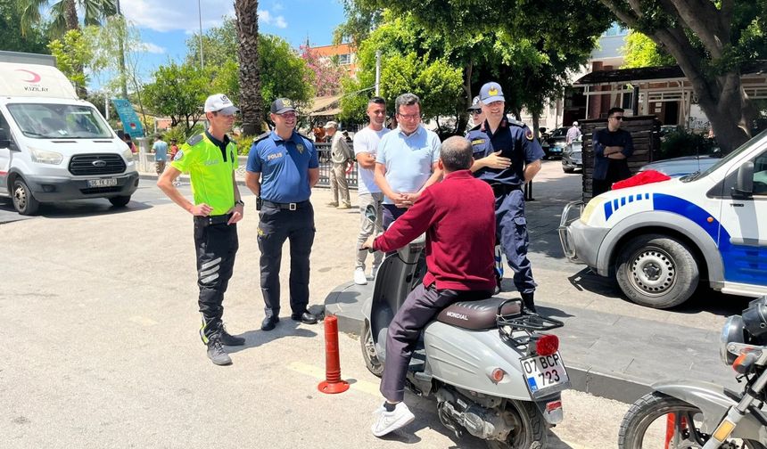 Antalya'da trafik haftası nedeniyle motosiklet sürücülerine kask hediye edildi