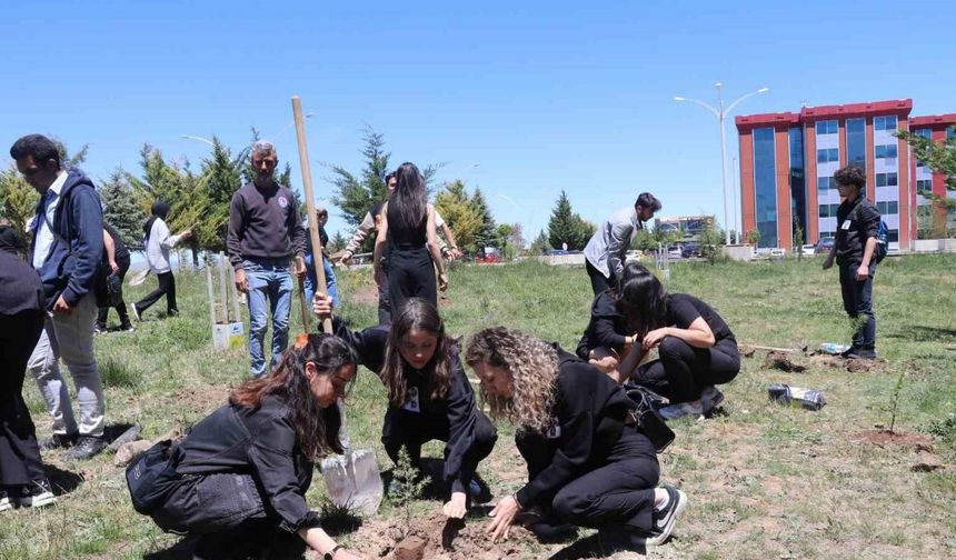 Mehmet Akif Ersoy Üniversitesi  öğrencileri, depremde kaybettikleri arkadaşlarını unutmadı