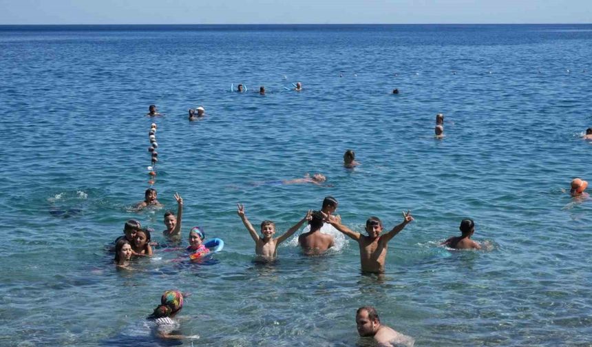 Termometreler 48 dereceyi gösterdi, Antalya denize döküldü