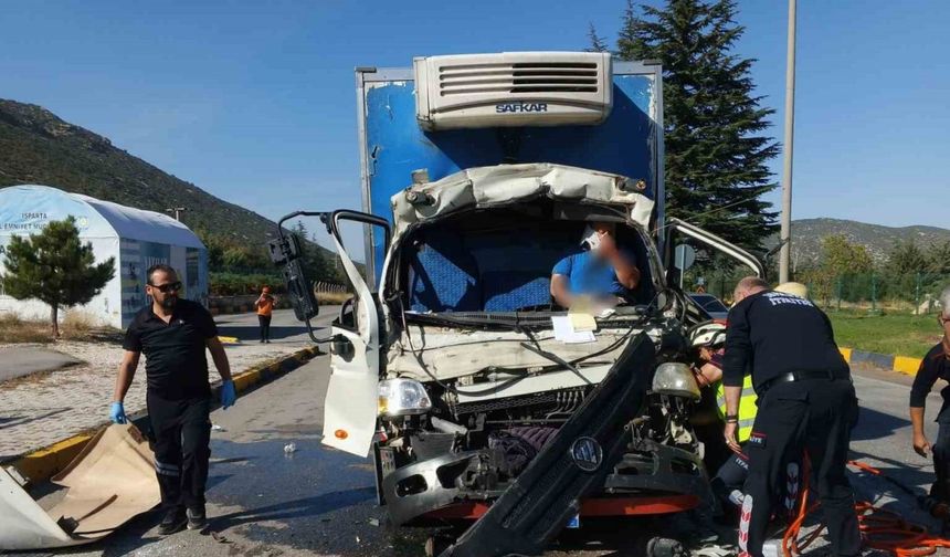 Isparta’da Kamyonet Kazası: Sıkışan Sürücü Kurtarıldı