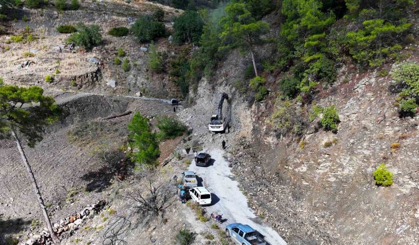 Heyelan nedeniyle kapanan yol tekrar açılıyor