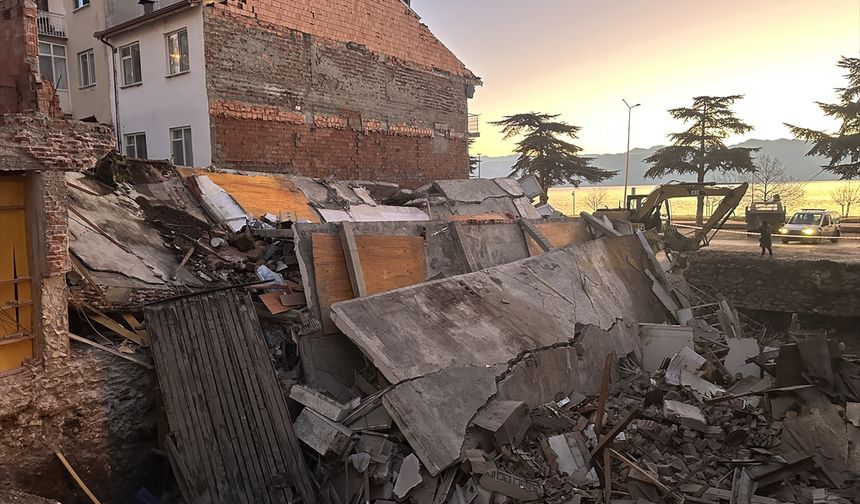 Isparta'nın Eğirdir ilçesinde 3 katlı bina çöktü