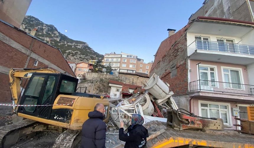 Üç katlı bina çöktü, facia kıl payı atlatıldı